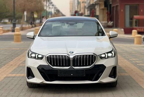 بي ام دبليو 520 2025